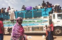 İnsanlar 19 Haziran 2023 tarihinde Sudan'ın Hartum kentinden ayrılırken bir kamyona biniyor.