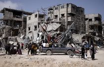 Palesztinok a Hán Júniszban lerombolt házak mellett 2024. március 6-án