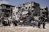 Bei einem israelischen Luftangriff ist ein Wohnhaus im Flüchtlingslager in Deir al Balah, südwestlich von Gaza-Stadt, zerstört worden. Mindestens 15 Menschen wurden getötet.