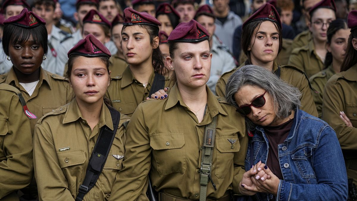 مجندات إسرائيليات في جنازة أحد الضباط