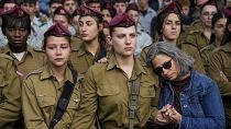 مجندات إسرائيليات في جنازة أحد الضباط