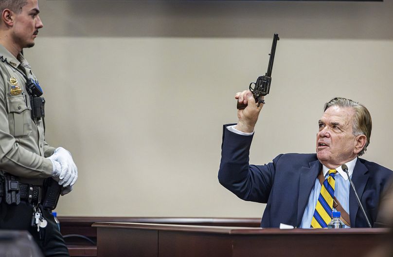 Der Sachverständige der Verteidigung Frank Koucky III demonstriert, wie man eine Waffe entspannt, wie sie am Set des Films „Rust“ verwendet wurde. 5. März 2024
