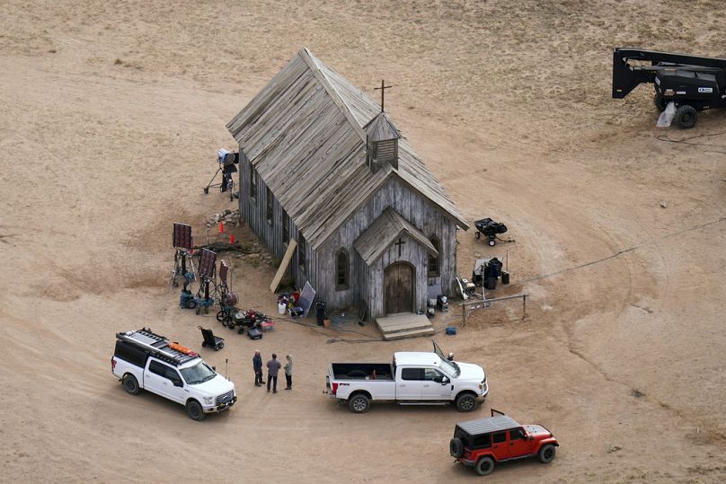 Eine Kamerafrau wurde am Fulmset des Westerns "Rust" vom Schauspieler Alec Baldwin versehentlich erschossen.