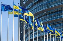 پرچم‌های اوکراین و اتحادیه اروپا مقابل پارلمان اروپا