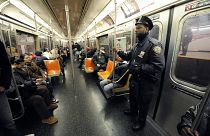 ضابط شرطة في نيويورك يركب قطار الأنفاق