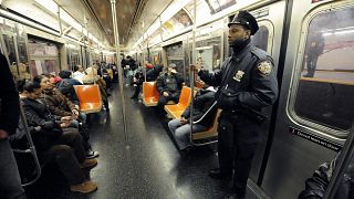 ضابط شرطة في نيويورك يركب قطار الأنفاق