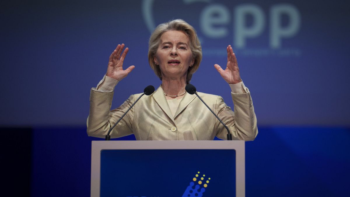 A Presidente da Comissão Europeia, Ursula von der Leyen, caminha para o local do Congresso do PPE em Bucareste, Roménia, quarta-feira, 6 de março de 2024. 