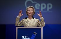 A Presidente da Comissão Europeia, Ursula von der Leyen, caminha para o local do Congresso do PPE em Bucareste, Roménia, quarta-feira, 6 de março de 2024. 