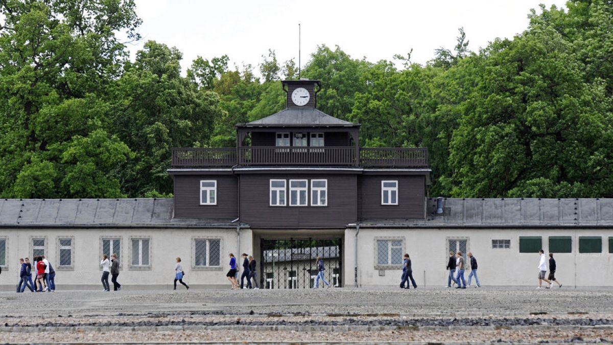 An der Gedenkstätte Buchenwald wurden Hackenkreuze and die Wand gemalt.