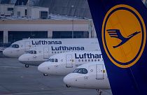 Imagen de varios aviones de Lufthansa aparcados en el aeropuerto de Fráncfort del Meno, Alemania, el jueves 7 de marzo de 2024.