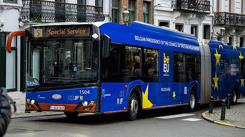 El autobús eléctrico, especialmente decorado para la presidencia belga, en Bruselas, enero de 2024
