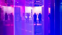 Des visiteurs passent devant une installation artistique de Regine Schumann lors de la foire internationale d'art contemporain (ARCO) à Madrid, le 6 mars 2024.