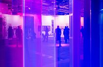 I visitatori passano davanti a un'installazione di Regine Schumann all'ARCO International Art Fair di Madrid, Spagna, mercoledì 6 marzo 2024