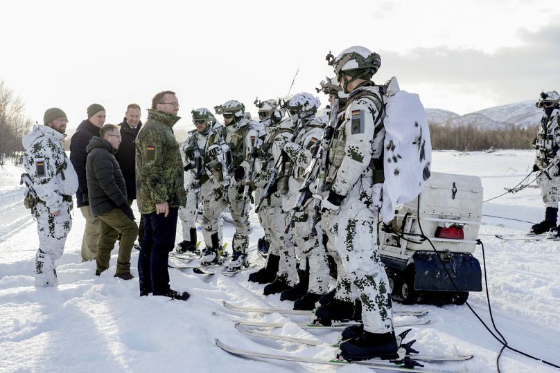 Boris Pistorius védelmi miniszter német katonákkal a gyakorlat kezdete előtt