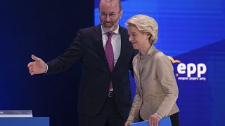 Manfred Weber de Alemania y la presidenta de la Comisión Europea, Ursula von der Leyen, en el Congreso del PPE en Bucarest, Rumania, el jueves 7 de marzo de 2024.