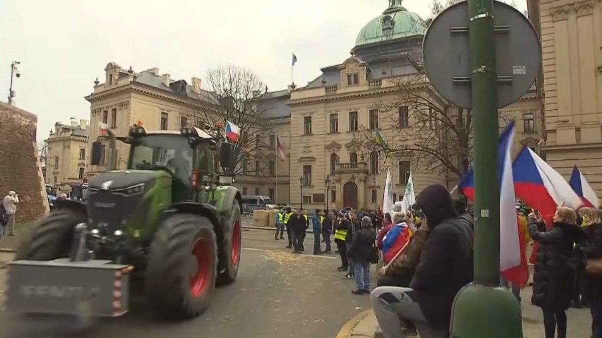 Agricultores checos frente a la sede del Gobierno en Praga, República Checa, marzo de 2024.