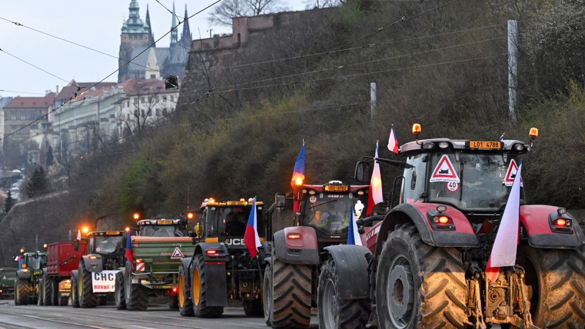 Traktoren unterhalb der Prager Burg. 7. März 2024