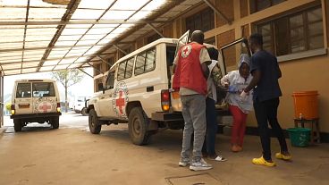 تقوم اللجنة الدولية للصليب الأحمر بنقل الجرحى بالقارب إلى "بوكافو" لمساعدة مستشفى "ندوشو".