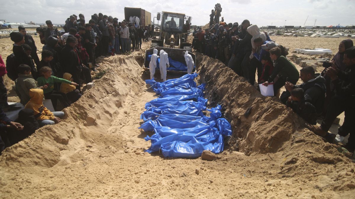 Les funérailles de 47 personnes tuées, à Rafah, dans le sud de la bande de Gaza, le jeudi 7 mars 2024.