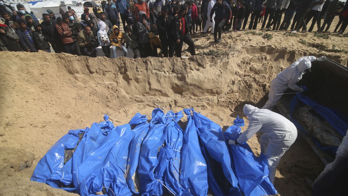 Palestinesi seppelliti in una fossa comune a Rafah