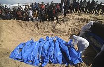 Palestinesi seppelliti in una fossa comune a Rafah