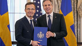 ABD Dışişleri Bakanı Antony Blinken (sağda) İsveç Başbakanı Ulf Kristersson, Washington'da Dışişleri Bakanlığı'nda İsveç'in NATO'ya katılım belgesini tutuyor
