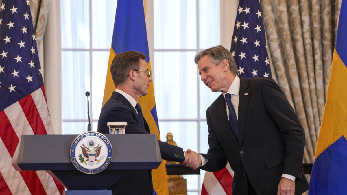 Az amerikai külügyminiszter kezet ráz a svéd miniszterelnökkel a Fehér Házban csütörtökön