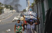 Πορτ-ο-Πρενς: Πλανόδιοι πωλητές τρέχουν για να ξεφύγουν από τις συγκρούσεις