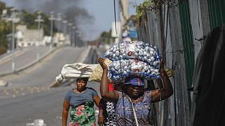 Πορτ-ο-Πρενς: Πλανόδιοι πωλητές τρέχουν για να ξεφύγουν από τις συγκρούσεις