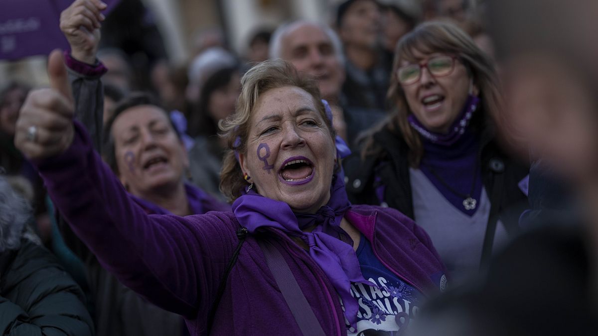 Manifestantes asisten a una manifestación por el Día Internacional de la Mujer en Madrid, el miércoles 8 de marzo de 2023.
