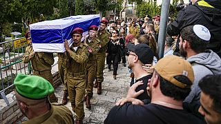 جنود إسرائيليون يحملون نعش الجندي الإسرائيلي الرقيب ديفيد ساسون في نتانيا، إسرائيل، 7 مارس 2024.