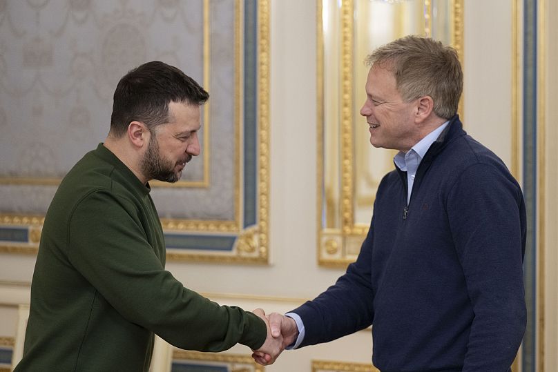 Президент Украины Владимир Зеленский пожимает руку министру обороны Великобритании Гранту Шаппсу в Киеве, 7 марта 2024 г.