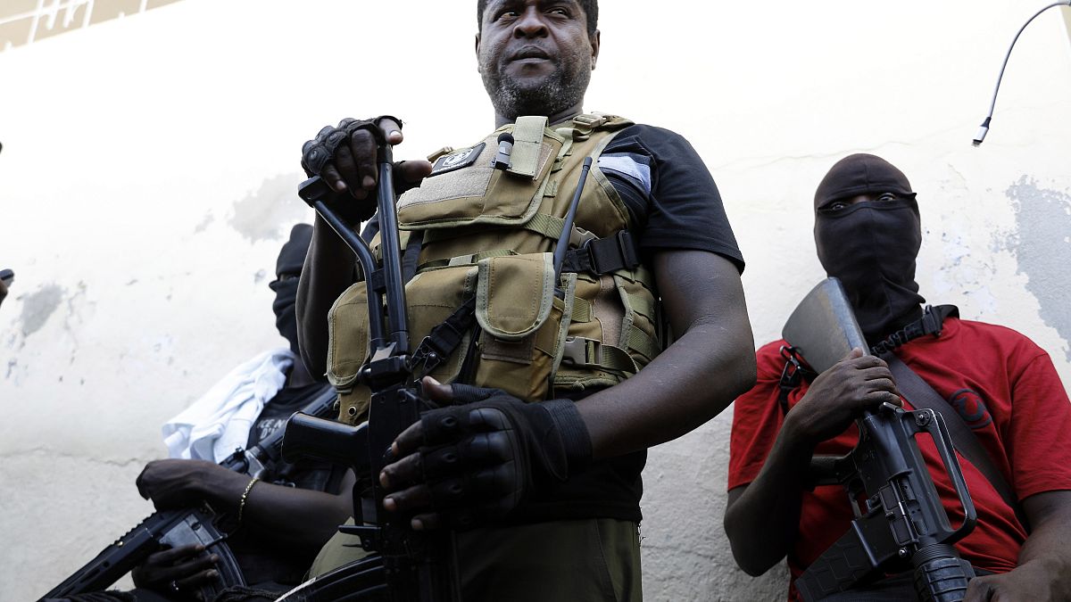 Felfegyverzett bandtagok Haiti utcáin 