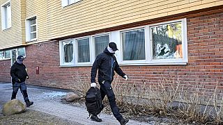 Полиция на месте задержания четырёх подозреваемых в связях с исламистским  экстремизмом и оргпреступностью, Тиресё, Швеция, 7 марта 2023 г. 