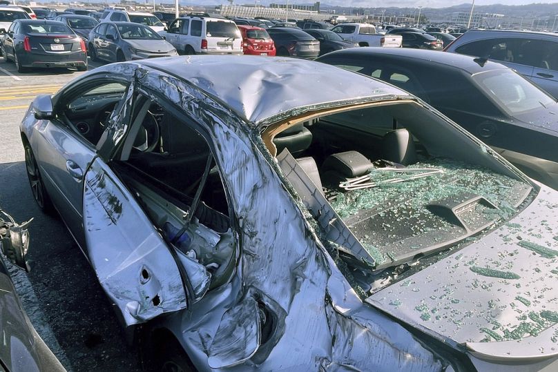 Der abgerissene Reifen des Flugzeugs hat ein Auto auf einem Mitarbeiterparkplatz des San Francisco International Flughafens beschädigt, Donnerstag, 7. März 2024.