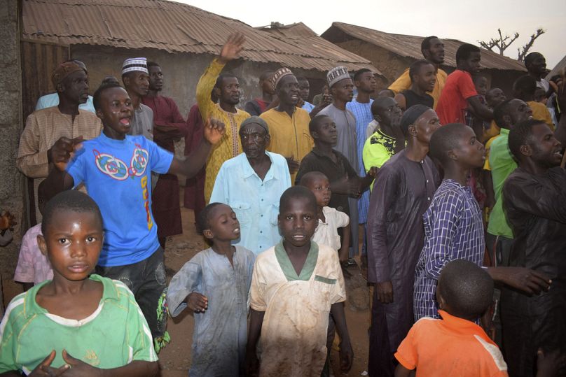 Nijerya'da yüzlerce öğrencinin silahlı kişilerce kaçırılması sonrası aileler, okula akın etti. Velilerin endişeli bekleyişi sürüyor