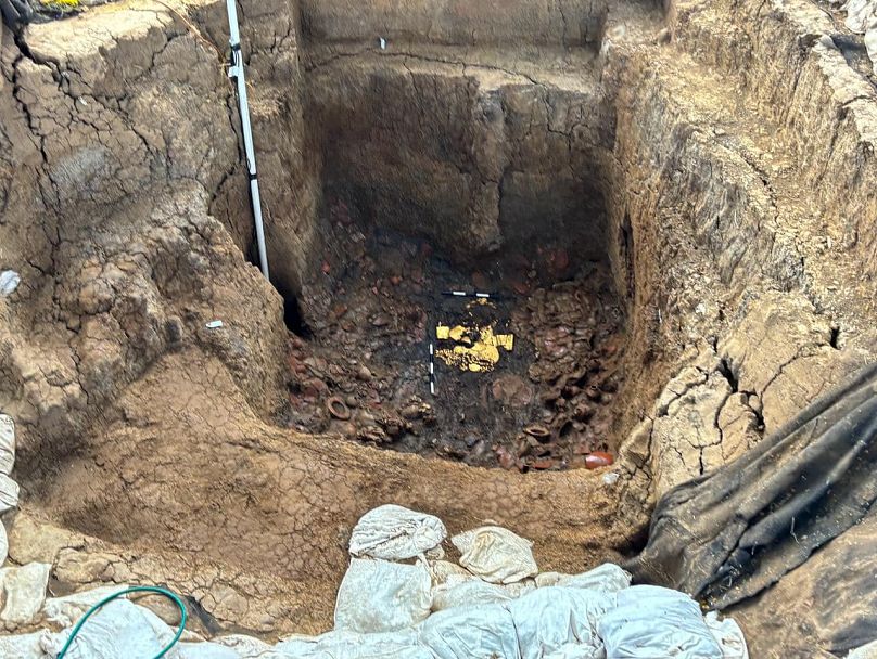 در مقبره بقایای ده‌ها جسد دیگر نیز کشف شده‌ است