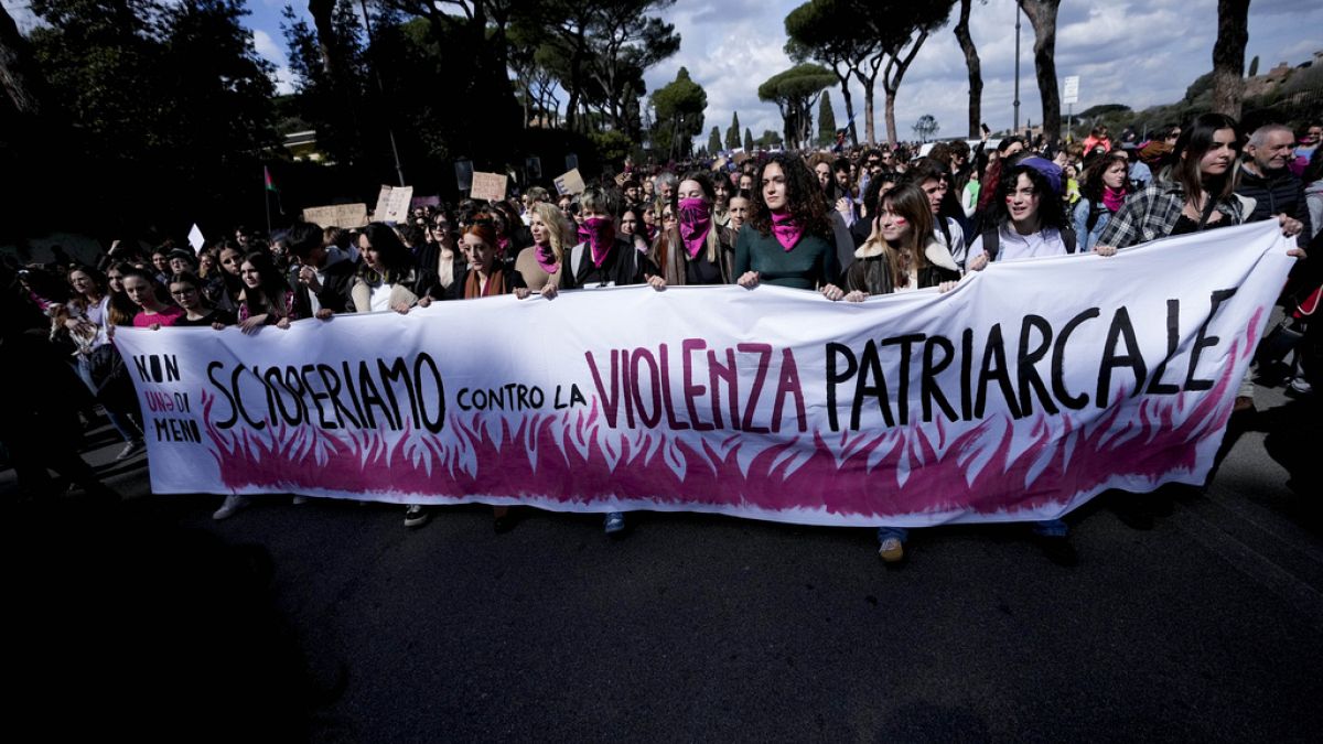 Жени по целия свят участваха в Международния ден на жената, участвайки в стачки и демонстрации