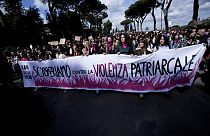 Mulheres saíram às ruas de Roma para se manifestarem contra a violência doméstica