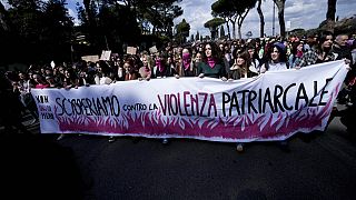 Mulheres saíram às ruas de Roma para se manifestarem contra a violência doméstica