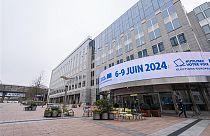 Un cartellone pubblicizza le elezioni europee davanti alla sede della Commissione europea a Bruxelles