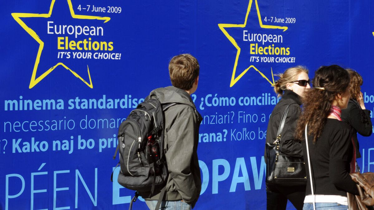 La gente pasa junto a un cartel que anuncia las elecciones europeas frente a la sede de la Comisión de la UE en Bruselas, el viernes 8 de mayo de 2009.