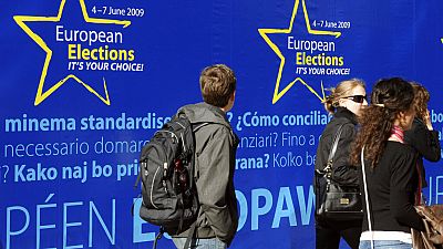 La gente pasa junto a un cartel que anuncia las elecciones europeas frente a la sede de la Comisión de la UE en Bruselas, el viernes 8 de mayo de 2009.