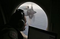 Un ufficiale di volo scruta l'acqua dell'Oceano Indiano meridionale, al largo dell'Australia, durante le ricerche del volo MH370 (22 marzo 2014)
