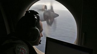 En esta foto de archivo del 22 de marzo de 2014, un oficial de vuelo escanea el agua en el sur del Océano Índico frente a Australia durante una búsqueda del vuelo MH370.