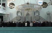A mesquita Kanuni Sultan Süleyman alberga 600 fiéis de todas as origens. 