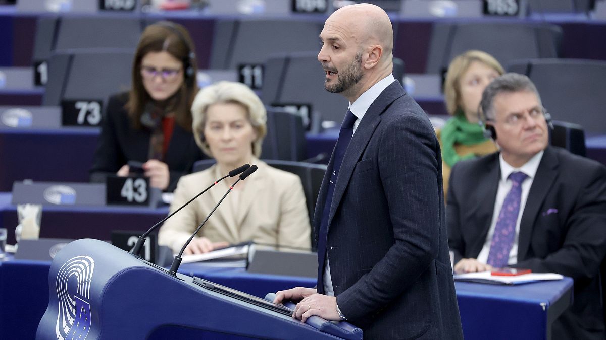 Nicola Procaccini, az Európai Konzervatívok és Reformerek-frakció társelnöke a strasbourgi plenáris ülésén 2024. január 17-én 