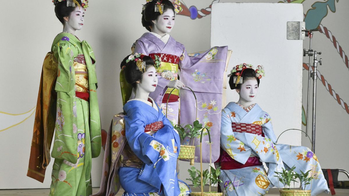 'Kyoto is not a theme park': Tourists told to stay away from ancient city's famous geisha district thumbnail