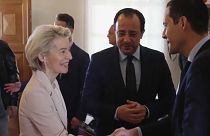 El presidente chipriota da la bienvenida a la jefa de la Comisión Europea, Ursula von der Leyen.