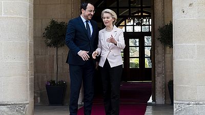 Ursula von der Leyen com o presidente cipriota Nikos Christodoulides